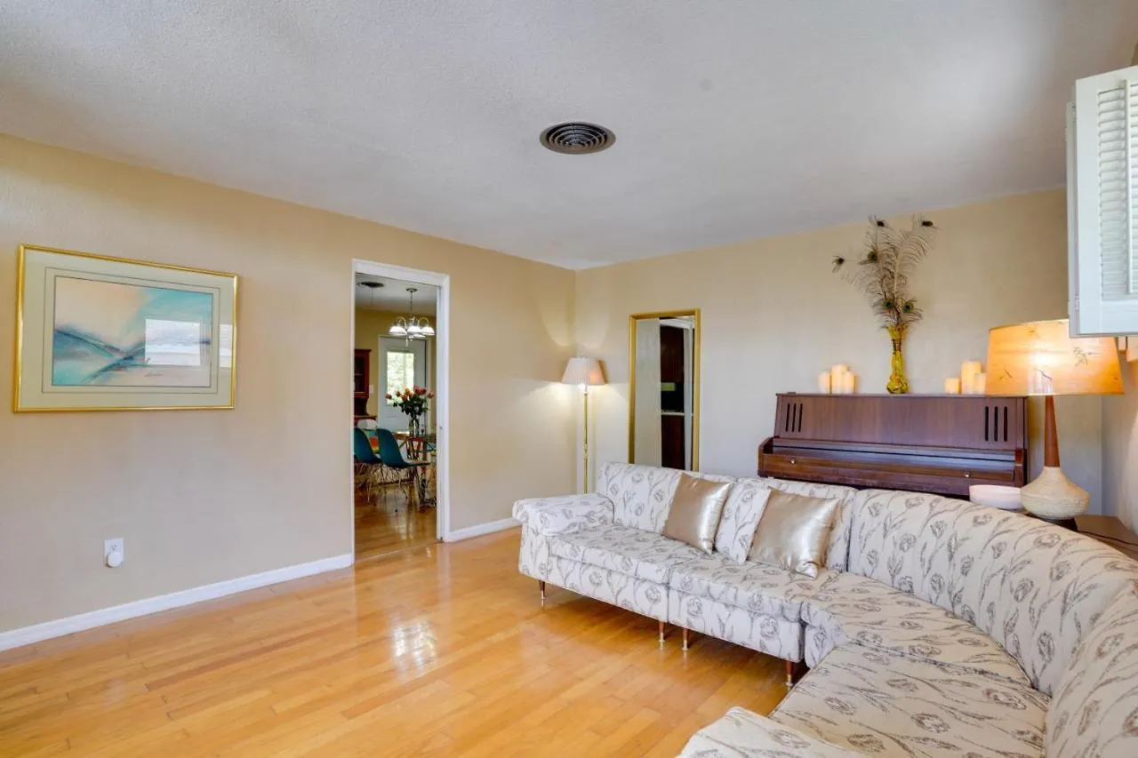 Charming Mid-Century House - Just Steps To Lake! Lakeland